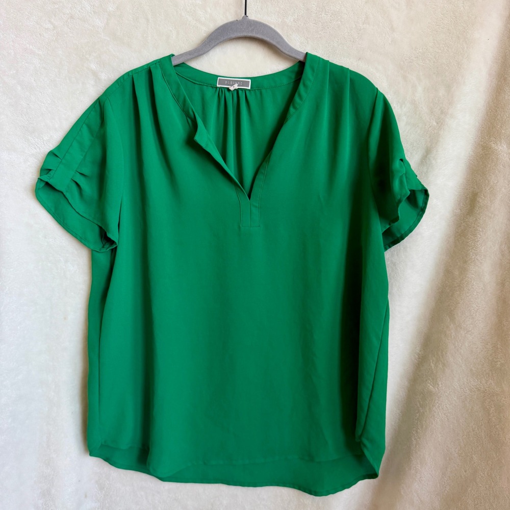 Pleione Kelly Green Split V Neck Blouse Size M Hi Low Hem Short Sleeve Poly